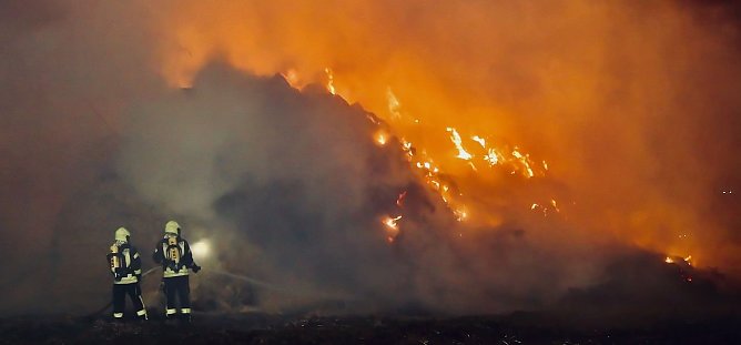 Brennender Strohhaufen im Januar bei Westerengel (Foto: S. Dietzel) Brennender Strohhaufen im Januar bei Westerengel (Foto: S. Dietzel)