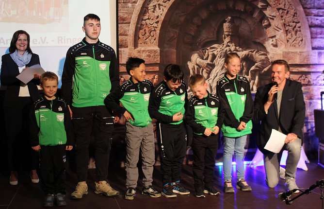 Die Nachwuchsmannschaft des AC Germania Artern freuen sich &uuml;ber den 3. Platz in der Kategorie Ringen (Foto: Eva Maria Wiegand)