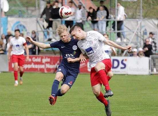 Einen packenden Fight wie hier im Zweikampf lieferten sich heute wacker und der VfL Halle  (Foto: FSV Wacker)