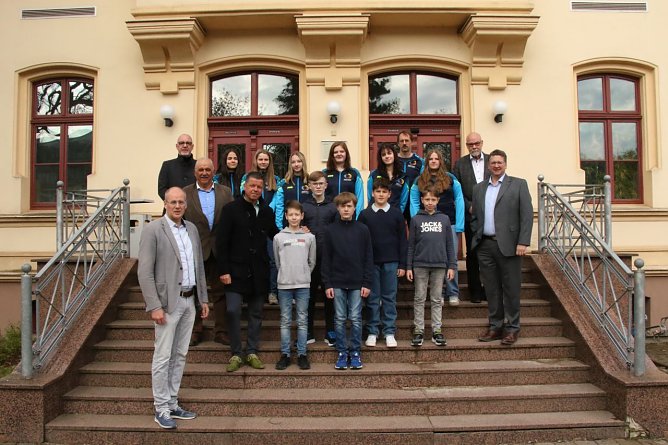 Zwei Mannschaften, zwei Ziele - vor dem Landratsamt verabschiedete man heute die Tischtennis-Spielerinnen und die Schach-AG gen Berlin und Bremen (Foto: agl)