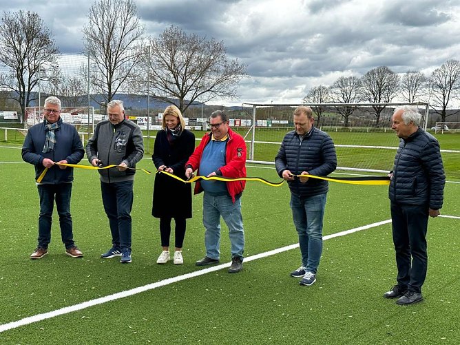 Einweihung des Kunstrasenplatzes (Foto: Verein)