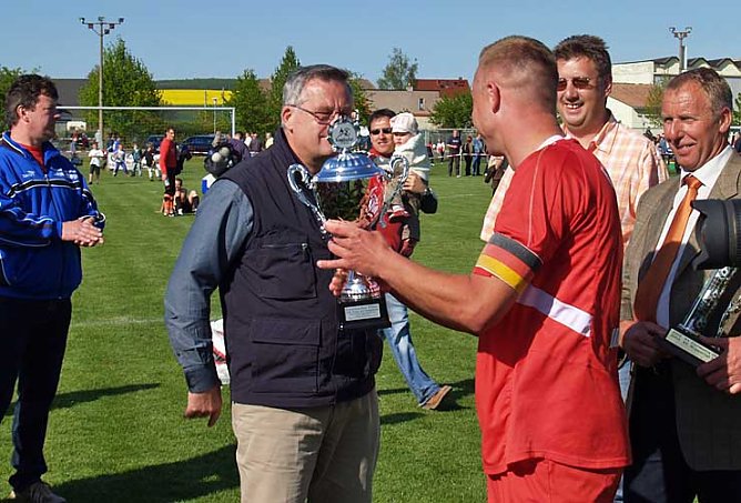 Der Pokal wird &uuml;bergeben (Foto: nnz)