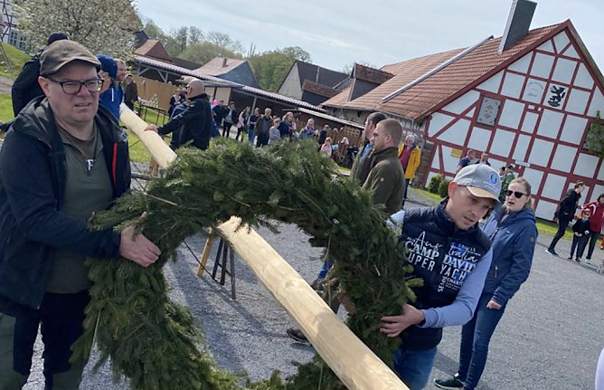 Maibaumsetzen in Wolkramshausen (Foto: Ren&eacute; Fullmann)
