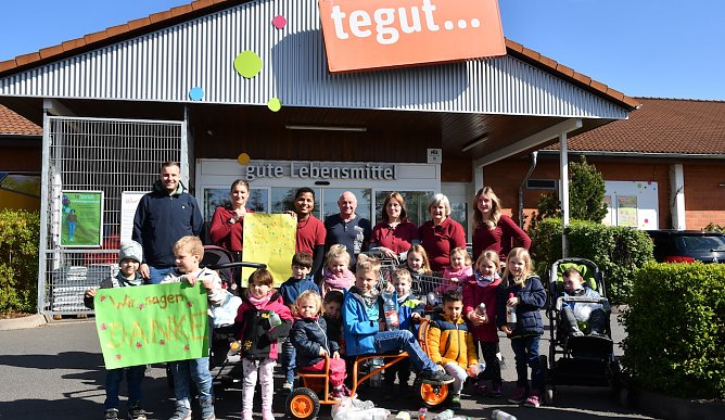 Tegut-Kunden spendeten Flaschenpfand für Kindergarten (Foto: Franziska Kanzler) Tegut-Kunden spendeten Flaschenpfand für Kindergarten (Foto: Franziska Kanzler)