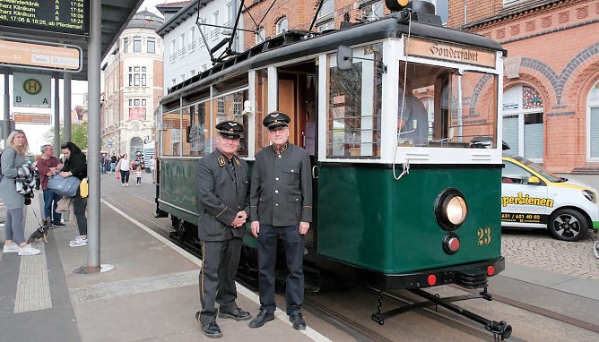 Bahnhofsfest mit echten Eisenbahnern. Hier vor der Traditionsstra&szlig;enbahn (Foto: P.Blei)