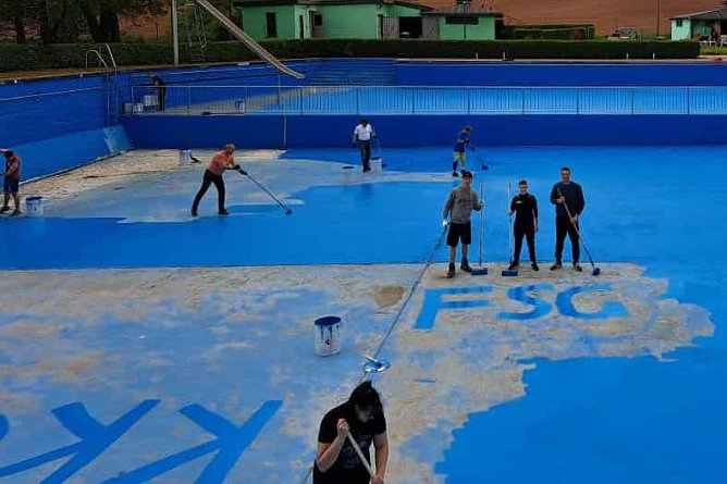 Arbeitseinsatz beim Sponsor: Salzas Jugendkicker im Freibad (Foto: FSG Salza 99) Arbeitseinsatz beim Sponsor: Salzas Jugendkicker im Freibad (Foto: FSG Salza 99)