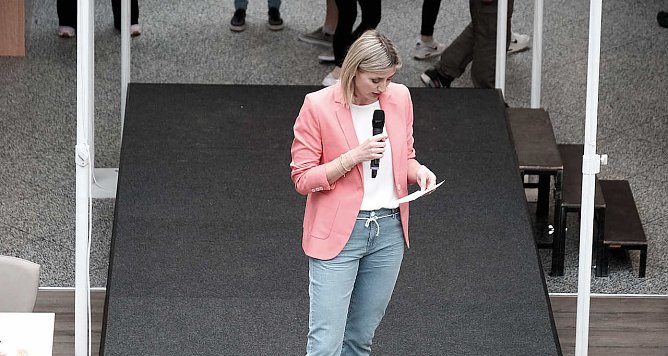 Moderatorin Stefanie Benke stellte neuste Mode vor (Foto: Peter Blei) Moderatorin Stefanie Benke stellte neuste Mode vor (Foto: Peter Blei)