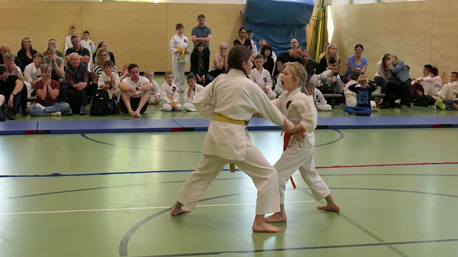 Mia Thon und Magdalena Aurin zeigten ihr Können (Foto: Karate Do Kwai) Mia Thon und Magdalena Aurin zeigten ihr Können (Foto: Karate Do Kwai)