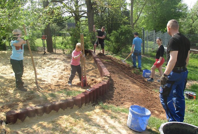 Arbeitseinsatz bei den "Zeinböckchen" (Foto: JUH/Kita Zeinböckchen) Arbeitseinsatz bei den "Zeinböckchen" (Foto: JUH/Kita Zeinböckchen)