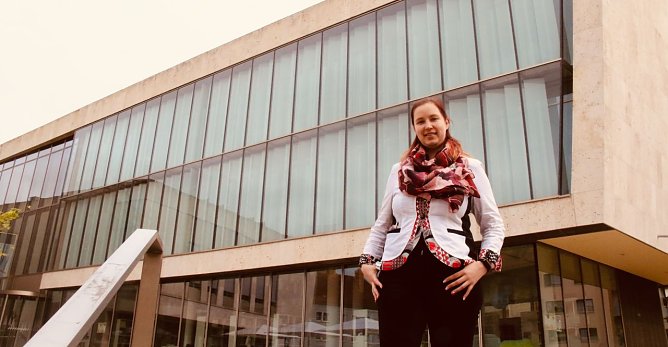 Die neue Leiterin der Stadtbibiothek Marie-Kathrin Haase hat sich am neuen Arbeitsort schon gut eingelebt (Foto: agl)