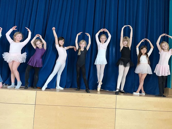  Foto: Evangelische Grundschule Nordhausen, Sch&uuml;lerinnen der Klassen 1,2 und 3 beim Ballettunterricht in der Turnhalle  (Foto: Ulrike Bauersfeld, Evangelische Grundschule Nordhausen)