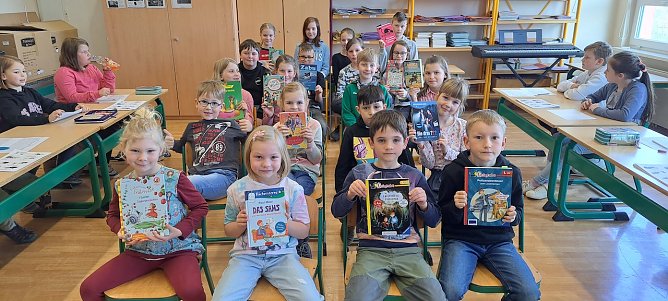 Die Sch&uuml;lerinnen und Sch&uuml;ler freuen sich nach dem Vorlesewettstreit in der &Ouml;stertal Grundschule  &uuml;ber die gesponserten B&uuml;cher vom Buchh&auml;ndler Rose in Nordhausen (Foto: H. Hambrock-Bartsch)