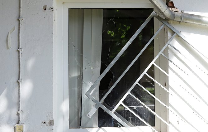 Besch&auml;digtes Fenster in der Gesch&auml;ftsstelle (Foto: FSV Wacker 90)