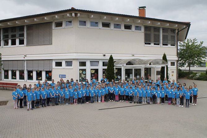 An der Heinz-Sielmann-Grundschule in Niedersachswerfen freut man sich &uuml;ber einen ganzen Schulsatz neuer T-Shirts (Foto: Kerstin Schiller-Benkstein)