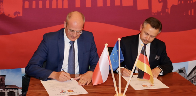 Im Landratsamt unterzeichneten heute Landrat Matthias Jendricke und sein polnischer Amtskollege aus dem Kreis Gostyn, Robert Marcinowski einen Partnerschaftsvertrag f&uuml;r die beiden Regionen (Foto: Pressestelle Landratsamt)