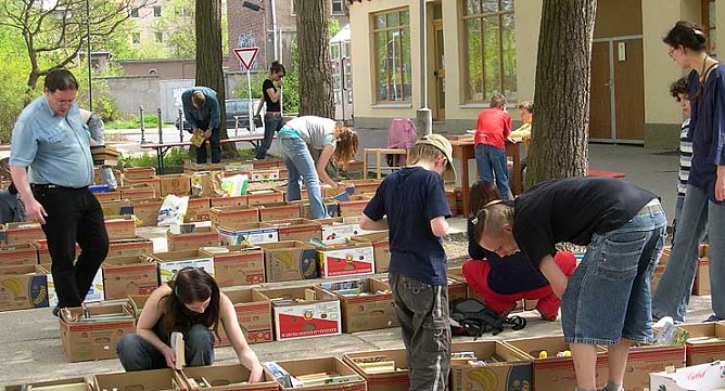 Stöbern unter Linden (Foto: Tuschy) Stöbern unter Linden (Foto: Tuschy)