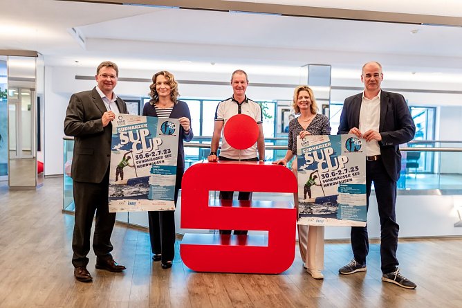 Breite Unterst&uuml;tzung f&uuml;r das Wasser-Event - v.l.: Sparkassenchef Thomas Seeber, EVN Gesch&auml;ftsf&uuml;hrerin Jana Z&ouml;ller, Andreas Meyer von der LK Sportmarketing, B&uuml;rgermeisterin Rieger und Landrat Jendricke (Foto: Christoph Keil)