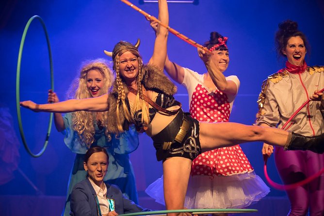 Die "Barbaren Barbies" erobern kommende Woche das Zappelini Zelt (Foto: Studio 44)