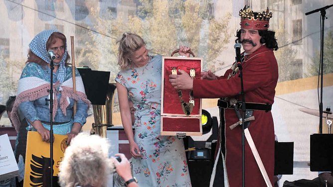 Friedliche Macht&uuml;bernahme des Rathauses: B&uuml;rgermeisterin Alexandra Rieger &uuml;bergibt die Insignien der Stadt an den Roland, der prompt den Zwanziger zum Oberb&uuml;rgermeister ausruft (Foto: P.Blei)