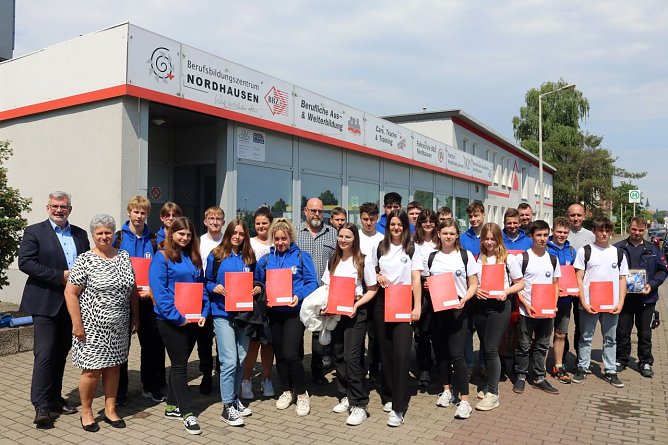 Die polnischen G&auml;ste absolvierten ihre Praktika bei Nordh&auml;user Unternehmen (Foto: Pressestelle Landratsamt)