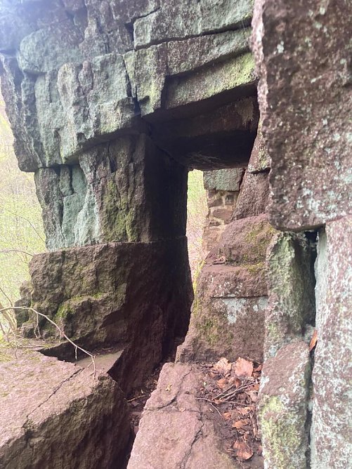 Durch das Nadel&ouml;hr bei Ilfeld kann man heute noch krauchen (Foto: Tim Sch&auml;fer)