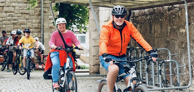 Am Rathaus startete man heute zum "Stadtradeln" (Foto: agl)