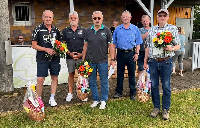 Auszeichnungen : v.l.n.r Gerhard Becker, Gert St&ouml;rmer, Ingo Junge, Frank Seiler, Carsten Schneppe, Karl Heinz Kohl  (Foto: SV Hermannsacker)