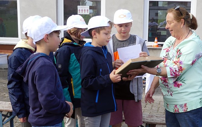 Carmen Scholl &uuml;berreichte beim Bibelcup 2021 auf dem Bleicher&ouml;der Sportplatz den Wanderpokal an das Team aus Auleben (Foto: R.Englert)