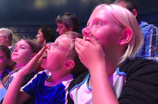 Leuchtende Kinderaugen w&auml;hrend der Vorstellung (Foto: M.Schr&ouml;ter)