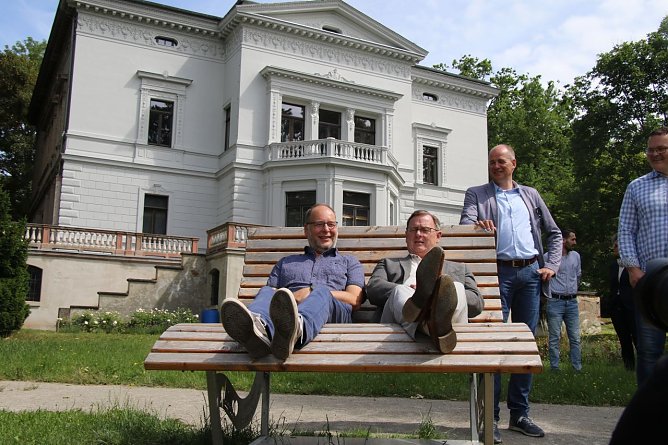 Der Vorsitzende der B&uuml;rgerstiftung Park Hohenrode, Tom Landsiedel, erl&auml;uterte Ministerpr&auml;sident Ramelow, was sich im Park getan hat und wo der Schuh noch dr&uuml;ckt (Foto: Marie-Theres Bohne)
