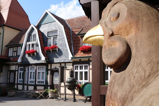 Kornhuhn Henriette im historischen Innenhof der Nordhäuser Traditionsbrennerei (Foto: C. Keil) Kornhuhn Henriette im historischen Innenhof der Nordhäuser Traditionsbrennerei (Foto: C. Keil)