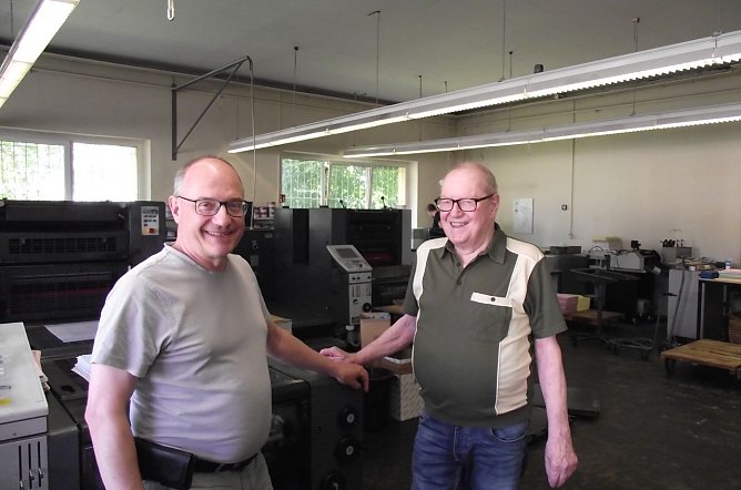Nach 72 Arbeitsjahren &uuml;bergab Klaus Romer die S&uuml;dharzdruckerei an Sohn Steffen, der jetzt das Familienunternehmen allein f&uuml;hrt. (Foto: Kurt Frank)