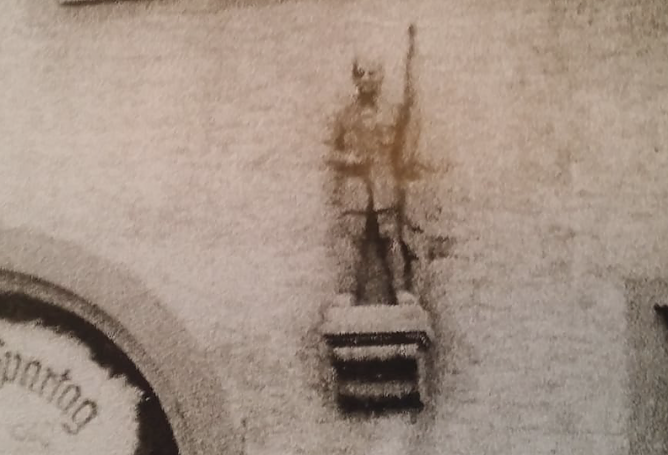 Hitlerjunge oder "nur" Symbolik (Foto: Tim Sch&auml;fer)