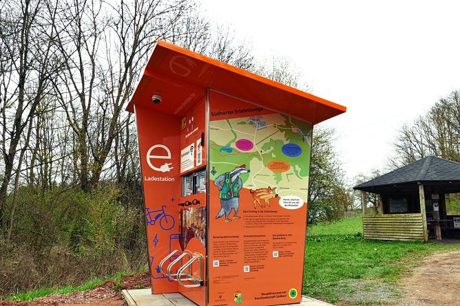 Ladestation in der Karstlandschaft Südharz in Betrieb (Foto: ReGeLa) Ladestation in der Karstlandschaft Südharz in Betrieb (Foto: ReGeLa)