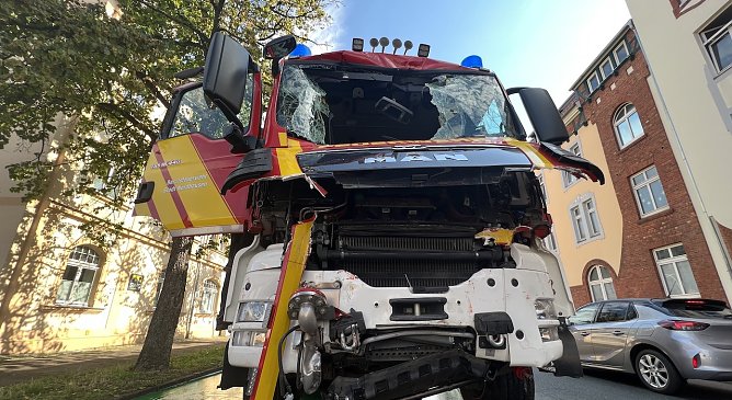Zwei Feuerwehrfahrzeige fißuhren aufeinander (Foto: S.Dietzel) Zwei Feuerwehrfahrzeige fißuhren aufeinander (Foto: S.Dietzel)