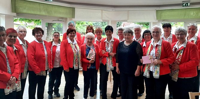 Erika Schirmer und der Frankenh&auml;user Frauenchor (Foto: K. Milde)