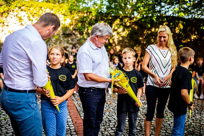 Begr&uuml;&szlig;ung mit Zuckert&uuml;te: 96 neue Humboldtianer traten heute ihren "Dienst" an (Foto: C.Keil)