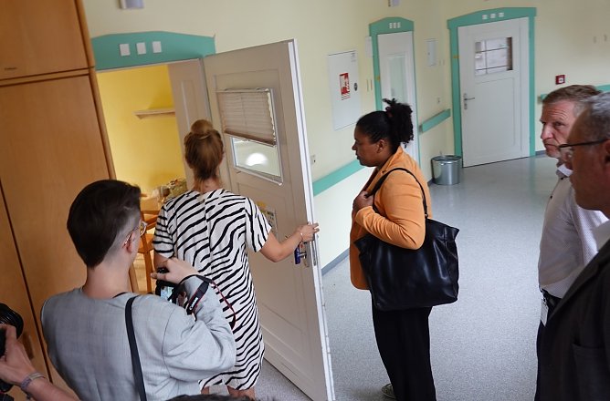 In der Unterkunft f&uuml;r ukrainische Fl&uuml;chtlinge besichtigte die Ministerin die Unterbringung (Foto: nnz)