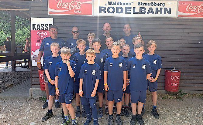 Harztors E-Junioren an der Sommerrodelbahn (Foto: R.Gerlach) Harztors E-Junioren an der Sommerrodelbahn (Foto: R.Gerlach)