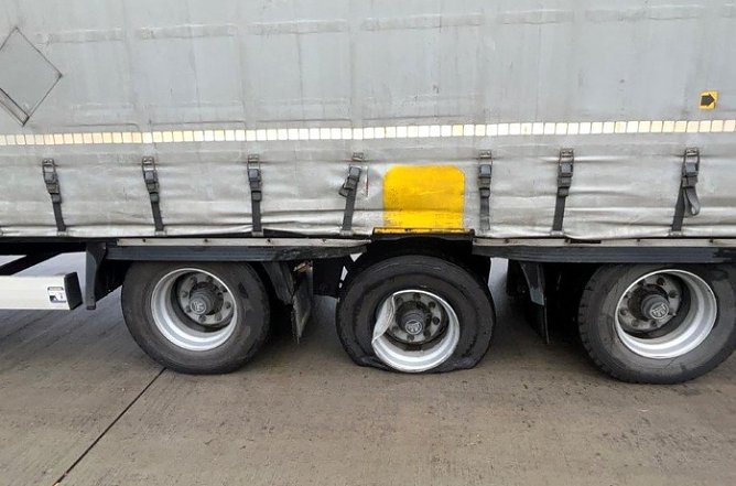 Beschädigter LKW (Foto: Autobahnpolizei) Beschädigter LKW (Foto: Autobahnpolizei)