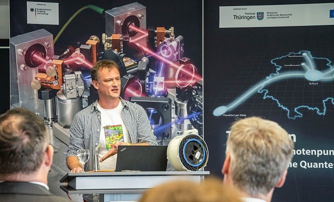 Prof. Dr. Thomas Hühn am Fraunhofer-Zentrum in Erfurt (Foto: HSN) Prof. Dr. Thomas Hühn am Fraunhofer-Zentrum in Erfurt (Foto: HSN)