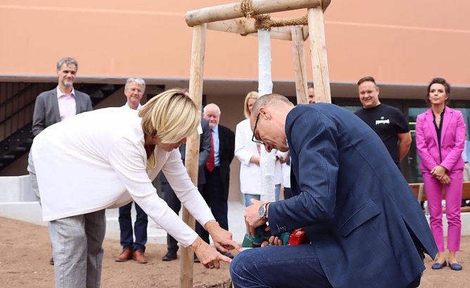 Kirschbaum vorm Theater gepflanzt (Foto: ©Stadtverwaltung Nordhausen) Kirschbaum vorm Theater gepflanzt (Foto: ©Stadtverwaltung Nordhausen)