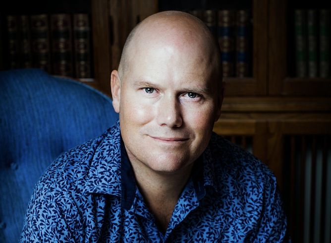 Auto Matthias Edvardsson liest im Tabakspeicher (Foto: Matthias Edvardsson) Auto Matthias Edvardsson liest im Tabakspeicher (Foto: Matthias Edvardsson)