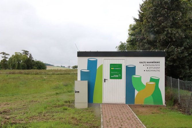 Von dem Kollektorfeld ist außer einem Pumphäuschen nicht viel zu sehen (Foto: agl) Von dem Kollektorfeld ist außer einem Pumphäuschen nicht viel zu sehen (Foto: agl)