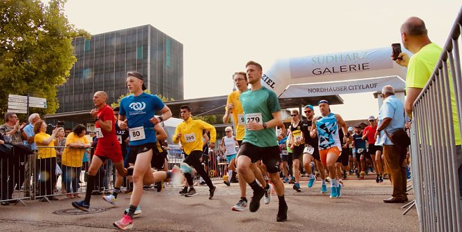 Start auf der Langstrecke beim 17. Nordh&auml;user City-Lauf (Foto: agl)