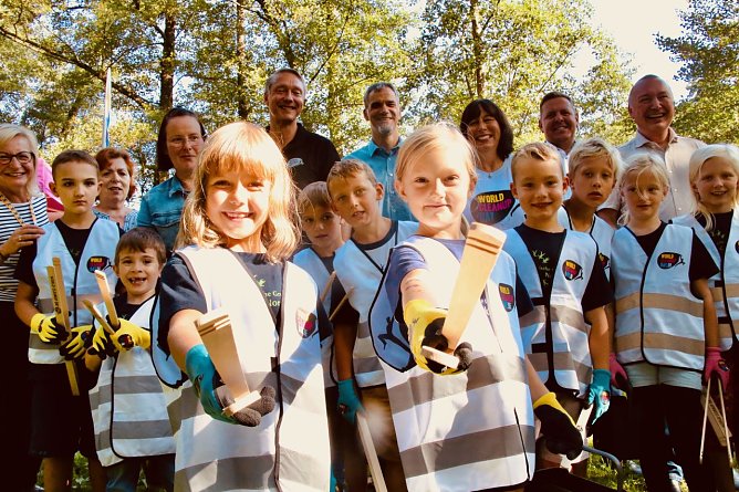 Die Kinder der evangelischen Grundschule machten heute den Anfang f&uuml;r das Gro&szlig;reinemachen zum World Cleanup Day (Foto: agl)