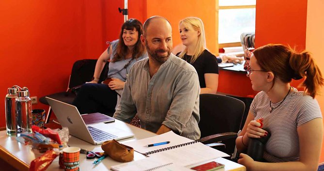 J&ouml;rg Neubauer inszeniert seine B&uuml;hnenfassung vom "Miesepups" (Foto: TNLOS)