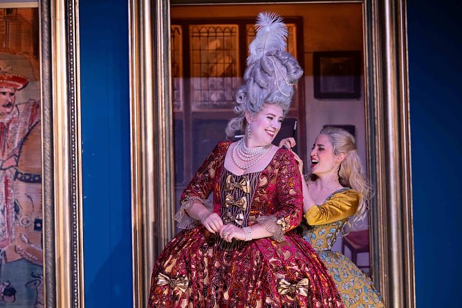 Zinzi Frohwein als Gräfin Almaviva und Yuval Oren als Susanna (Foto: Julia Lormis) Zinzi Frohwein als Gräfin Almaviva und Yuval Oren als Susanna (Foto: Julia Lormis)