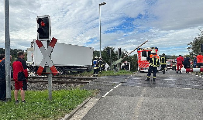 Unfall am Bahn&uuml;bergang in Birkungen (Foto: Feuerwehr Breitenworbis/Silvio Dietzel)