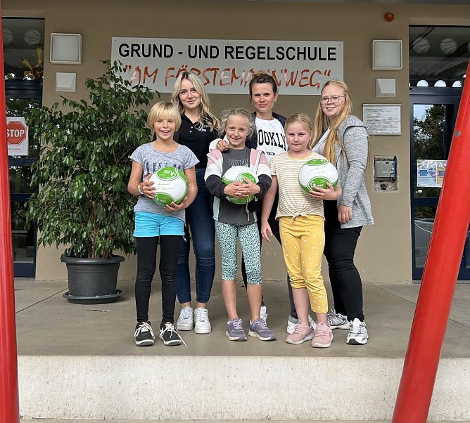 Ballübergabe an die Regelschule Am Förstemannpark (Foto: WBG Südharz) Ballübergabe an die Regelschule Am Förstemannpark (Foto: WBG Südharz)